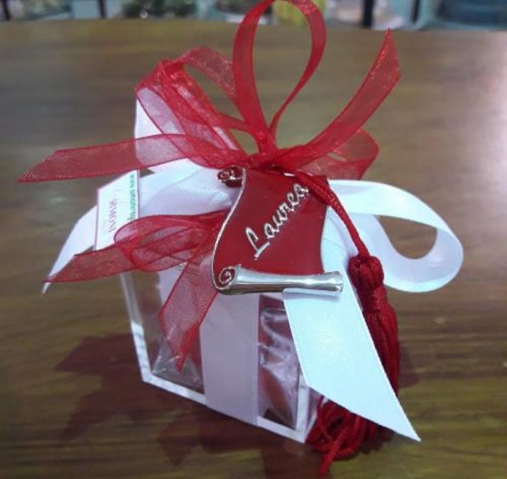 Bomboniere Laurea Pistoia - Ciondolo pergamena Laurea con nappa rossa confezionato