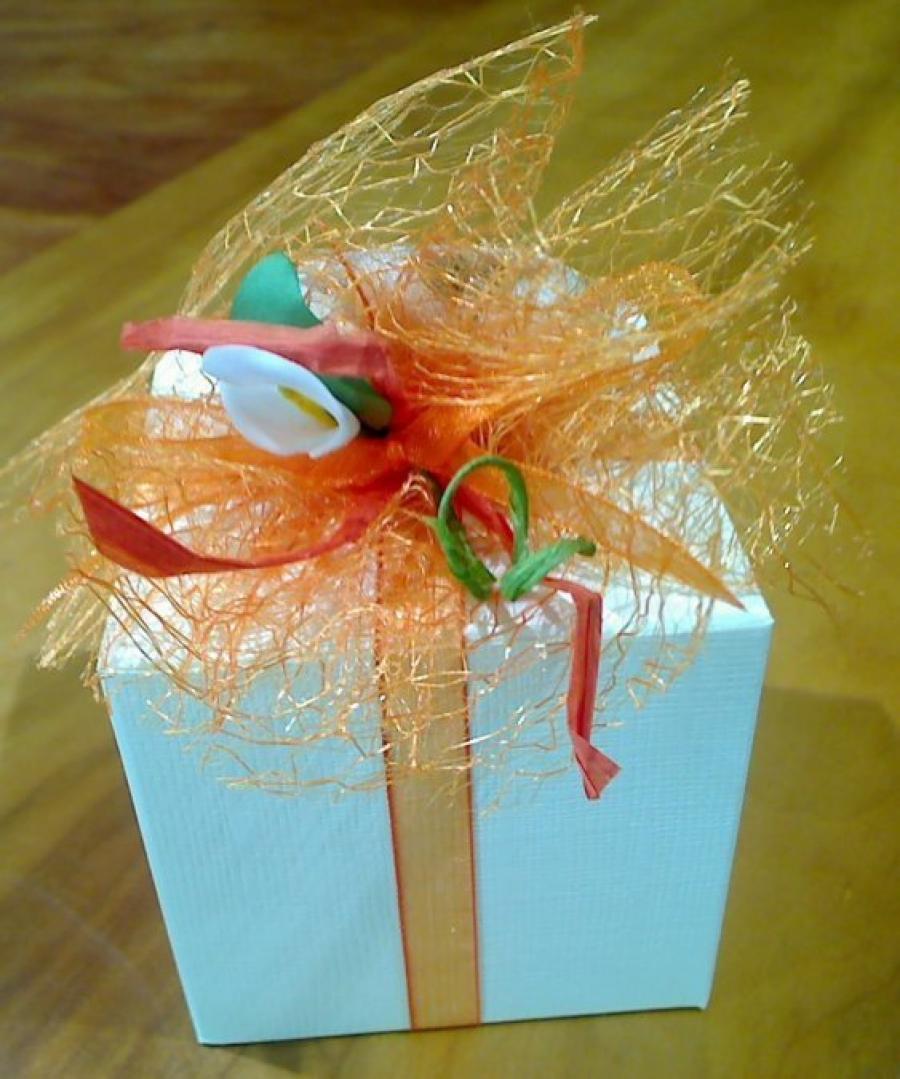 Scatola con confezione arancione