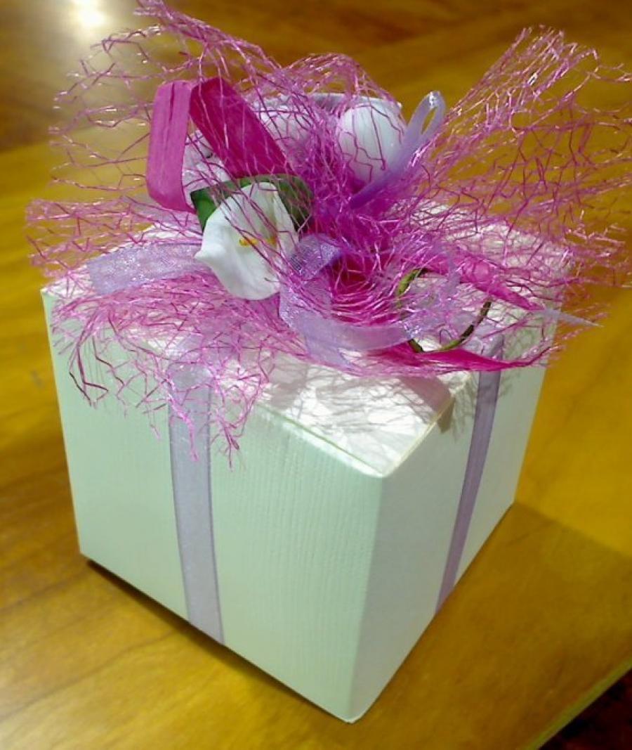 Scatola con confezione fucsia