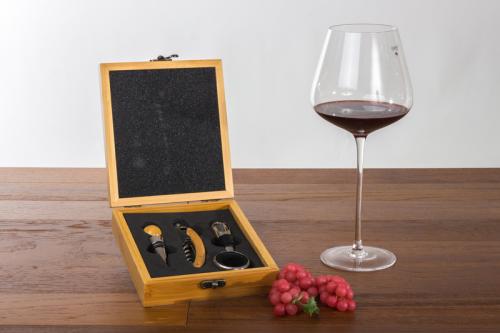 Idea regalo on line - Set 4 attrezzi vino in scatola in legno rifinito