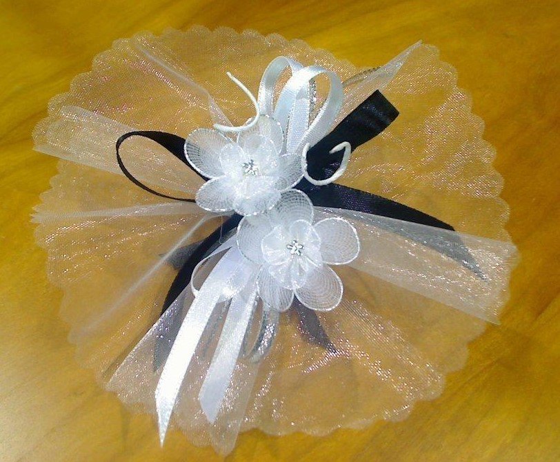 Confezione nera con fiorI argento