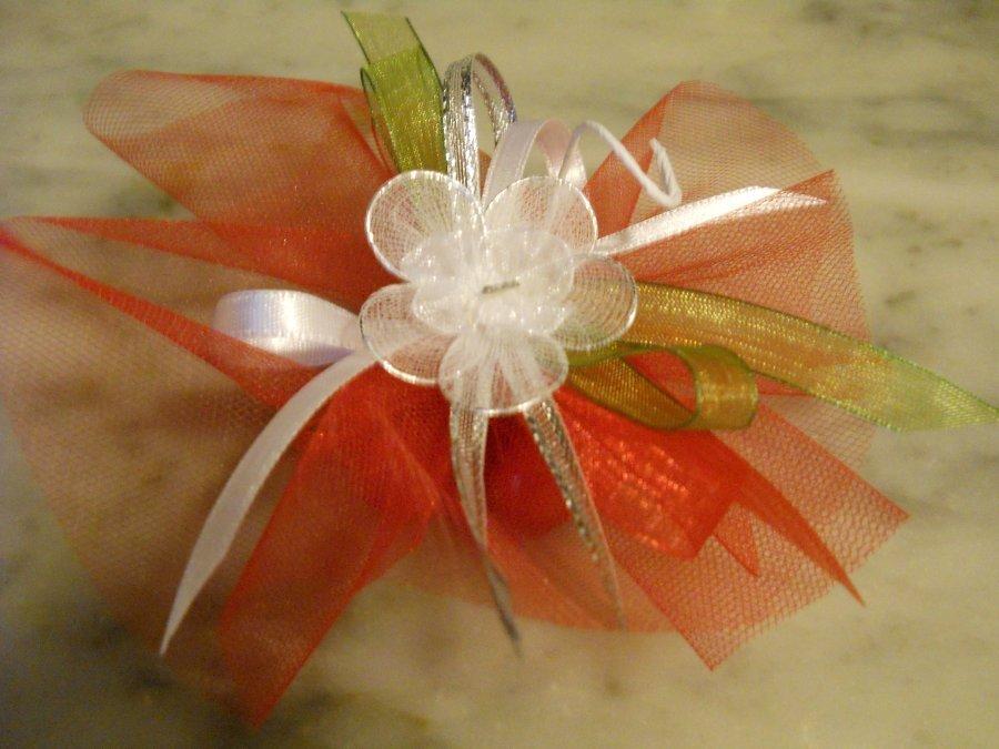 Confezione rossa con fiore argento