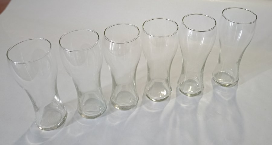 Sei bicchieri stilizzati in vetro per birra