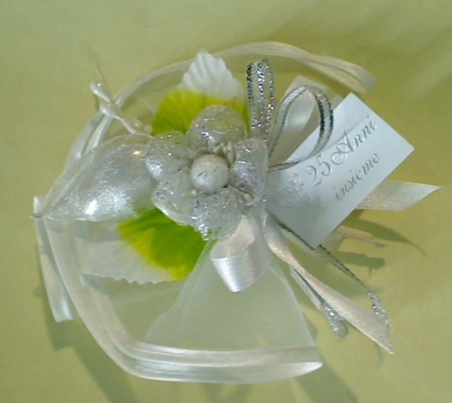 Mazzolino con fiore argento e confetto argento in evidenza